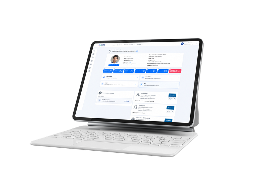 Plataforma PAMI aberta no perfil de um estudante, em um tablet com teclado